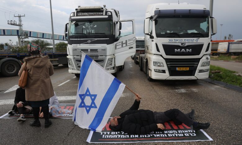 Filistinliler savaş, açlık ve salgınlarla mücadele ederken İsrailliler yardım konvoylarına engel olmaya devam ediyor.