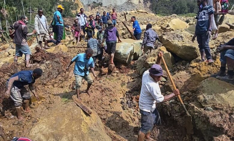 Papua Yeni Gine'de 24 Mayıs’ta yaşanan heyelan sebebiyle toprak altında kalanların sayısının 2 bini geçtiği açıklandı.