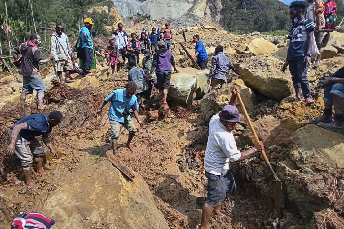 Papua Yeni Gine'de 24 Mayıs’ta yaşanan heyelan sebebiyle toprak altında kalanların sayısının 2 bini geçtiği açıklandı.