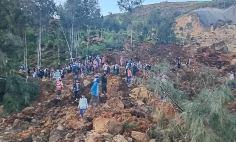 Papua Yeni Gine'de meydana gelen toprak kayması felaketinde 100’den fazla kişinin yaşamını yitirdiği tahmin ediliyor.