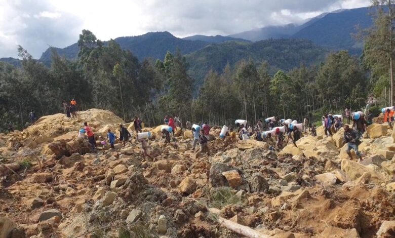 Papua Yeni Gine'de meydana gelen toprak kaymasında yüzlerce kişi yaşamını yitirdi. Mahsur kalanları kurtarmak içinse büyük bir yarış başladı.