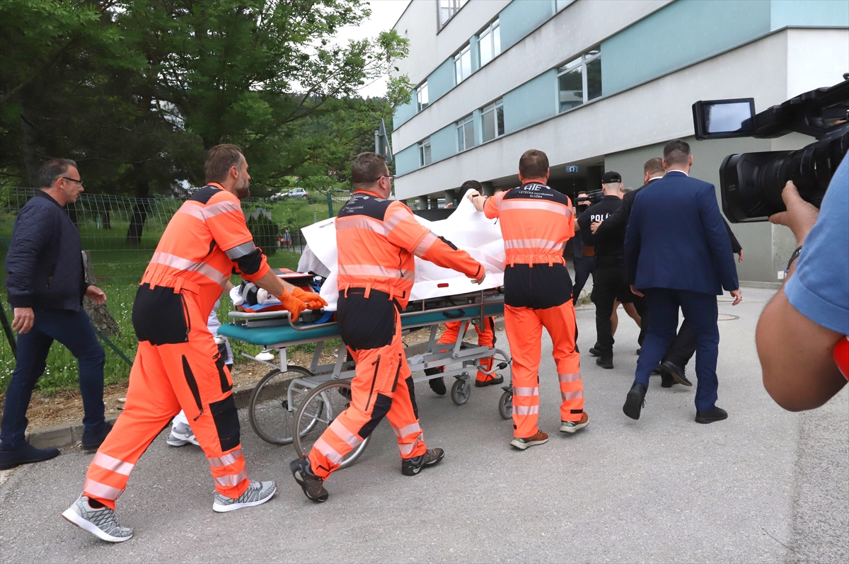 15 Mayıs'ta silahlı saldırıya uğrayan Slovakya Başbakanı Robert Fico'nun yeniden ameliyata alındığı duyuruldu.