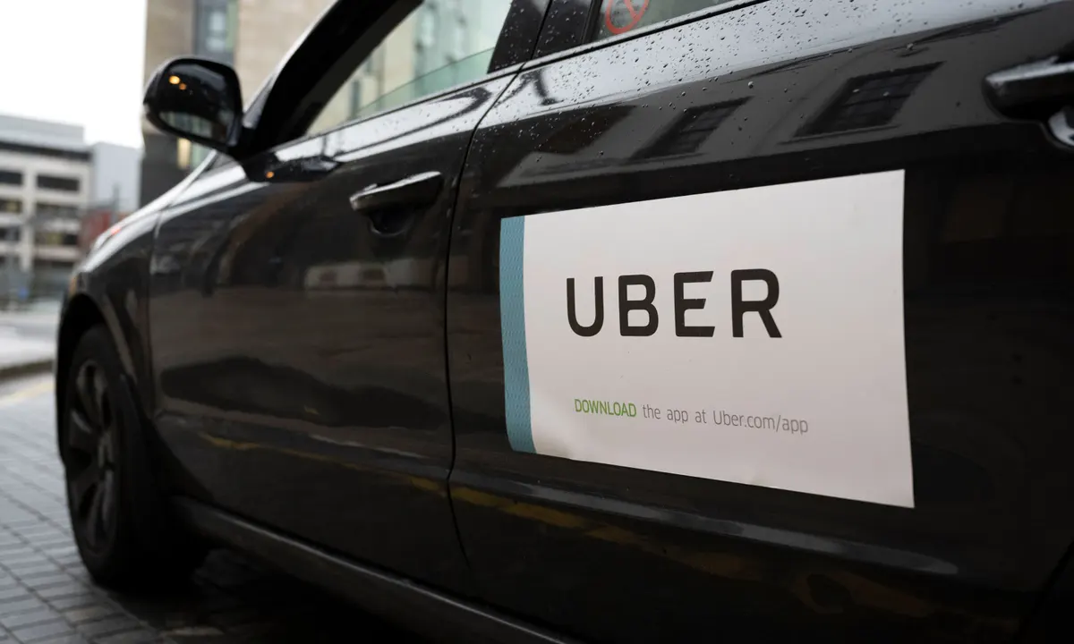 İngiltere'de yaklaşık 11 bin taksi şoförünün bulunduğu grup, Uber'e 250 milyon sterlinlik dava açmaya karar verdi.