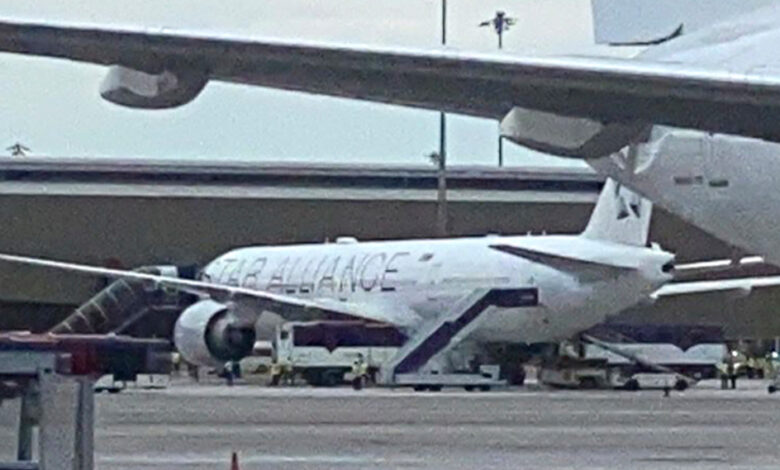 Londra-Singapur seferini yapan uçağın türbülansa girmesi sonucu 1 kişi hayatını kaybetti.