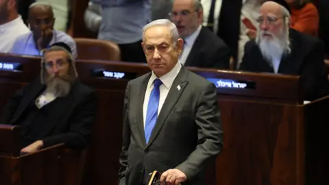 Binyamin Netanyahu, Savaş Kabinesi'ni feshetti