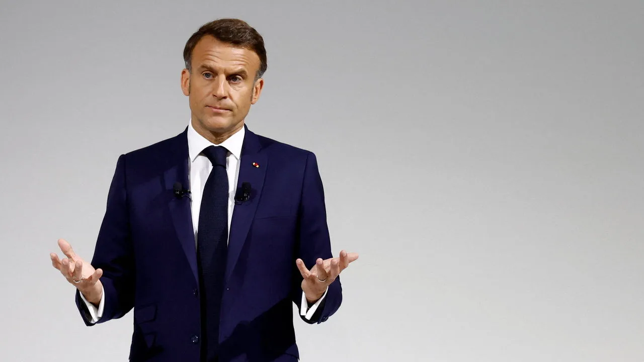 Fransa Cumhurbaşkanı Emmanuel Macron, aşırı sağcı ve aşırı solcu partilerin programlarının ülkeyi "iç savaşa" sürükleyebileceğini belirtti.
