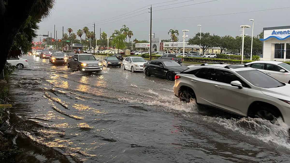 ABD'nin Florida eyaletinde Vali Ron DeSantis, bazı bölgelerde etkili olan seller nedeniyle "acil durum" ilan etti.