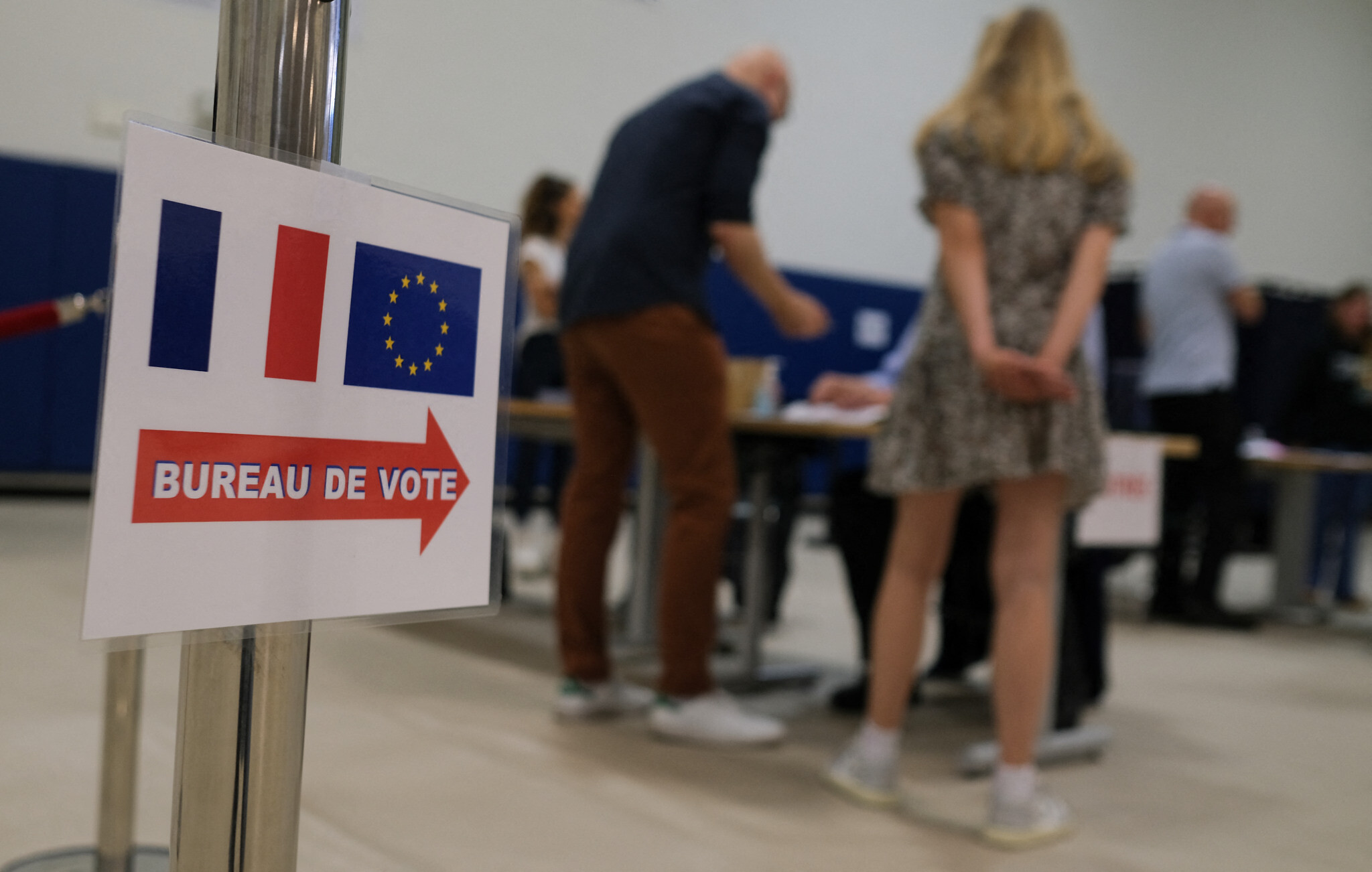 Fransa'da erken genel seçimin ilk turunda sandık çıkış anketlerine göre oylarını artıran aşırı sağ yüzde 34 ile yarışı önde götürüyor.