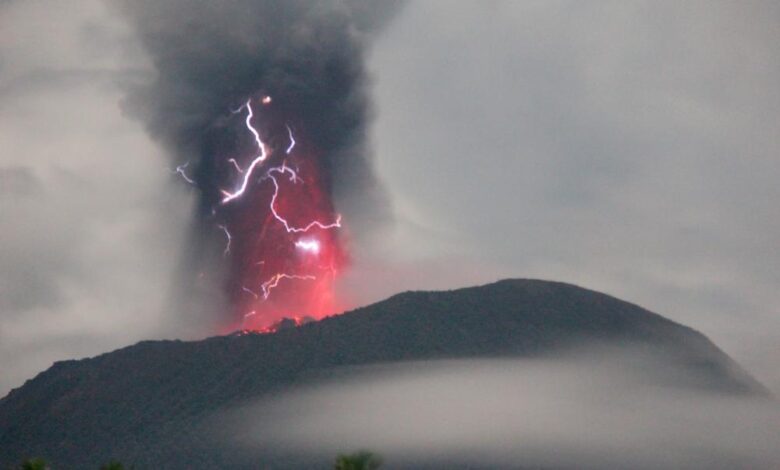 Endonezya'nın Kuzey Maluku eyaletinde bulunan Ibu Yanardağı, bir gün içerisinde 3 kez patladı.