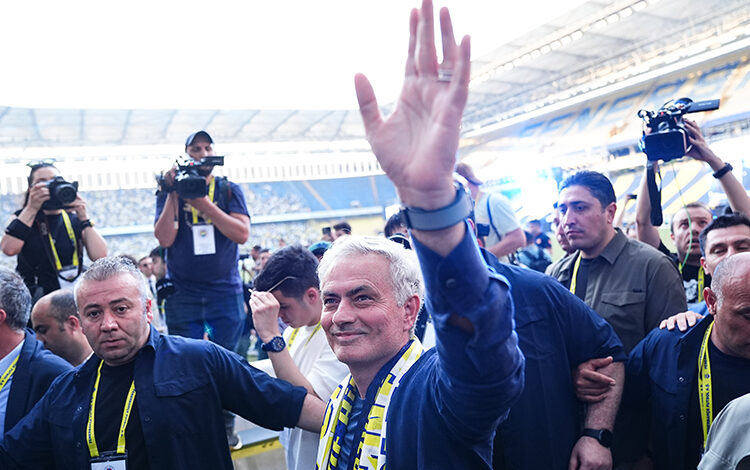 Jose Mourinho, Fenerbahçe ile sözleşme imzaladı. Yapılan imza töreni ise tüm dünyada yankı uyandırdı.