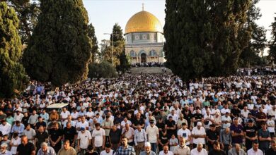 İsrail polisinin kısıtlamalarına rağmen Müslümanlar Mescid-i Aksa’da Kurban Bayramı namazı kıldı.