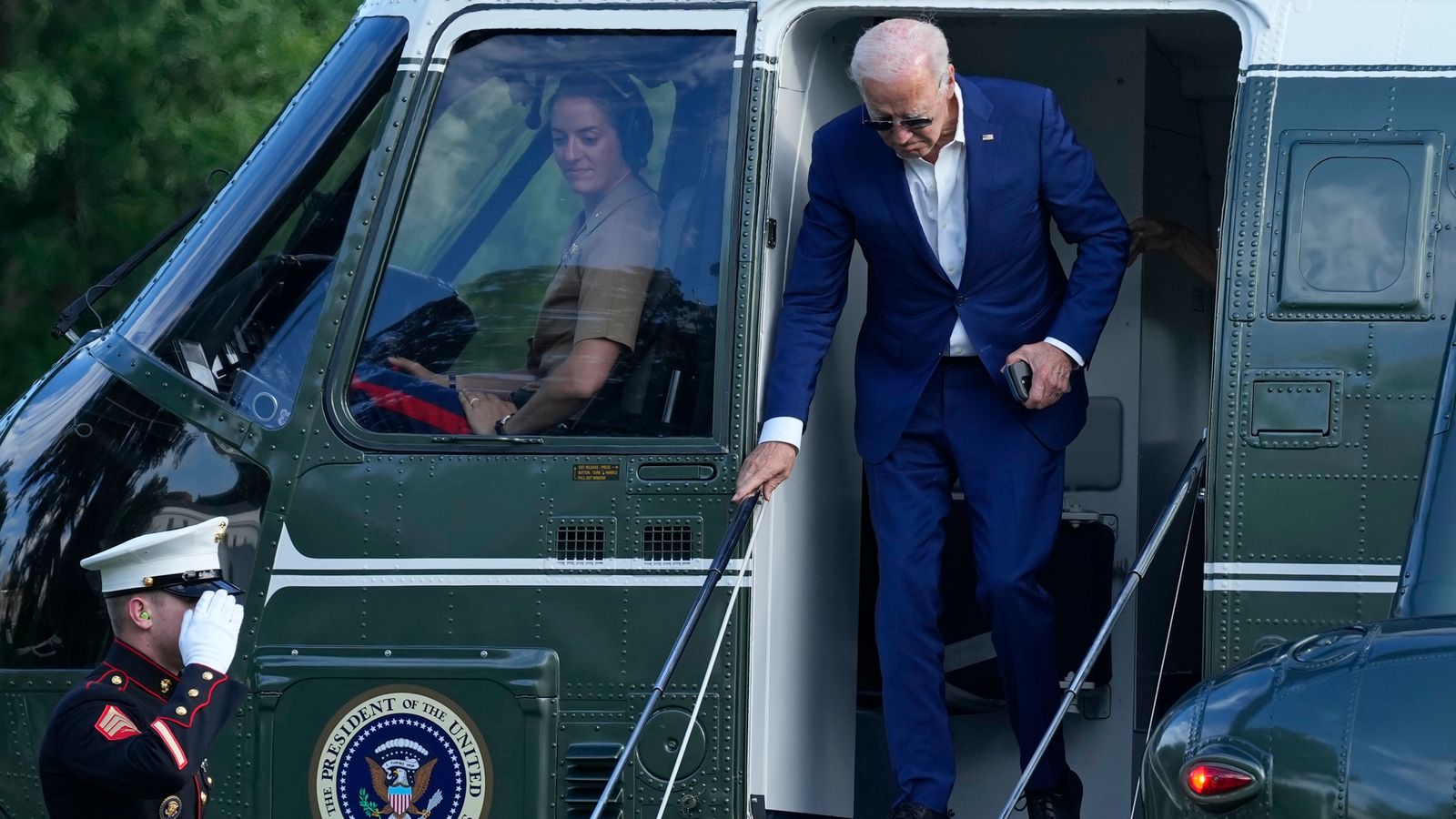 Trump ile çıktığı canlı yayındaki performansıyla tartışılan Joe Biden'ın adaylıktan çekip çekilmeyeceği ABD'de en önemli gündem maddelerin...