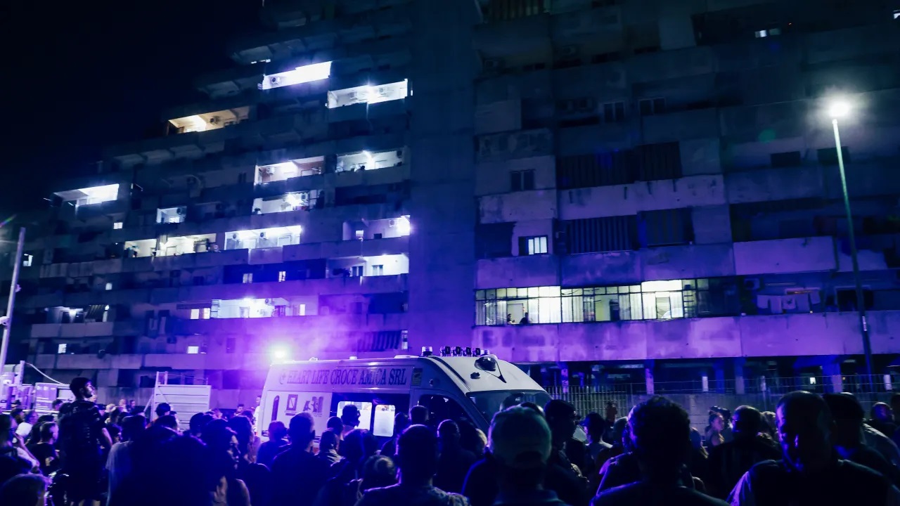 İtalya'nın güneyinde, Napoli kentindeki bir sitede yaya geçidi çöktü; 2 kişi hayatını kaybetti, 10'dan fazla kişi yaralandı.