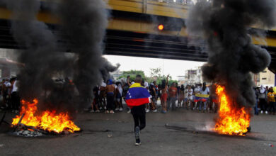 Venezuela'da güvenlik güçleri, Pazar günü yapılan tartışmalı seçim sonuçlarını protesto eden halka göz yaşartıcı gaz ve plastik mermiyle müdahale etti.