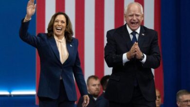 Kamala Harris ve Walz, Demokrat Parti'nin yeni adayı olarak ilk mitinglerini birlikte düzenlediler.