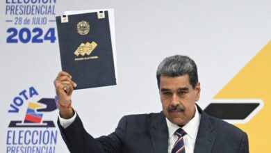 Venezuela Devlet Başkanı Nicolas Maduro yaşanan şiddet olayları sebebiyle 2 askerin öldüğünü duyurdu.