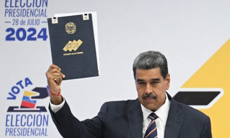 Venezuela Devlet Başkanı Nicolas Maduro yaşanan şiddet olayları sebebiyle 2 askerin öldüğünü duyurdu.