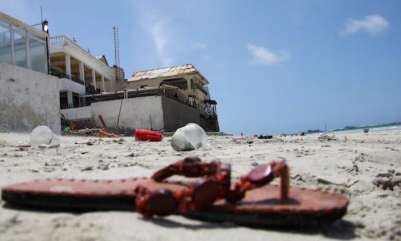 Somali'nin başkenti Mogadişu'da bin plajda bombalı saldırı gerçekleşti. Yaşanan saldırıda 32 kişi öldü.