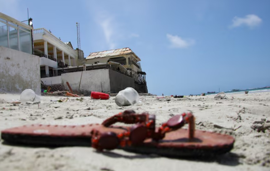 Somali'nin başkenti Mogadişu'da bin plajda bombalı saldırı gerçekleşti. Yaşanan saldırıda 32 kişi öldü.