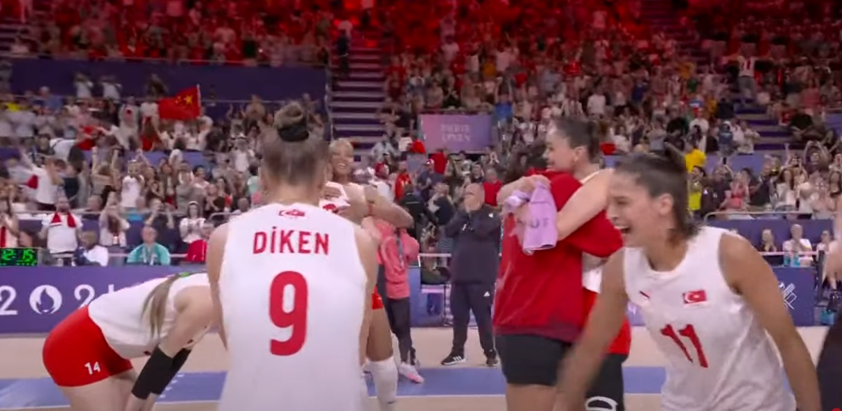 Voleybolda tarihi zafer: Vargas coştu yarı final geldi