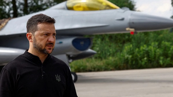 Ukrayna Devlet Başkanı Vladimir Zelenskiy, F-16 savaş uçaklarının teslim edildiğini açıkladı.