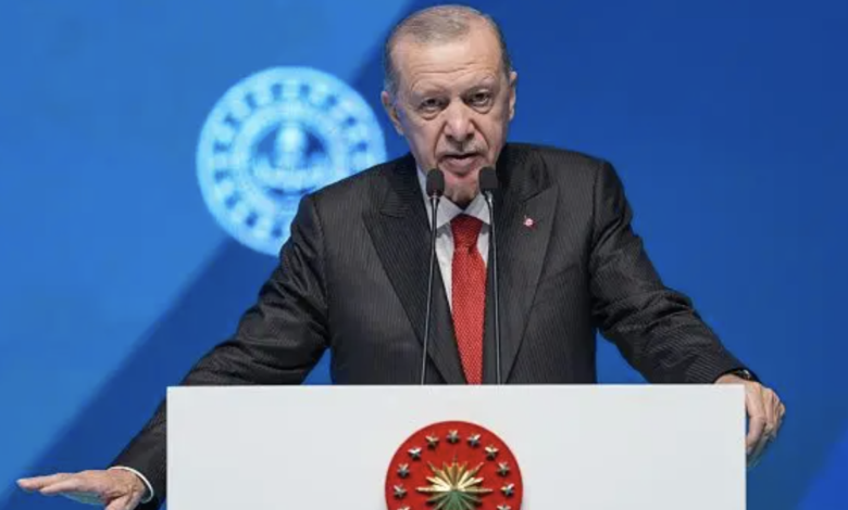 Cumhurbaşkanı Recep Tayyip Erdoğan, Kara Harp Okulu mezuniyet töreninde teğmenlerin kılıçlı yemin etmesine ilişkin, "Ordumuz üzerinden siyasi hesap görülmesine müsaade etmeyiz" dedi ve ilgili kişilerin "süratle temizleneceğini" söyledi.