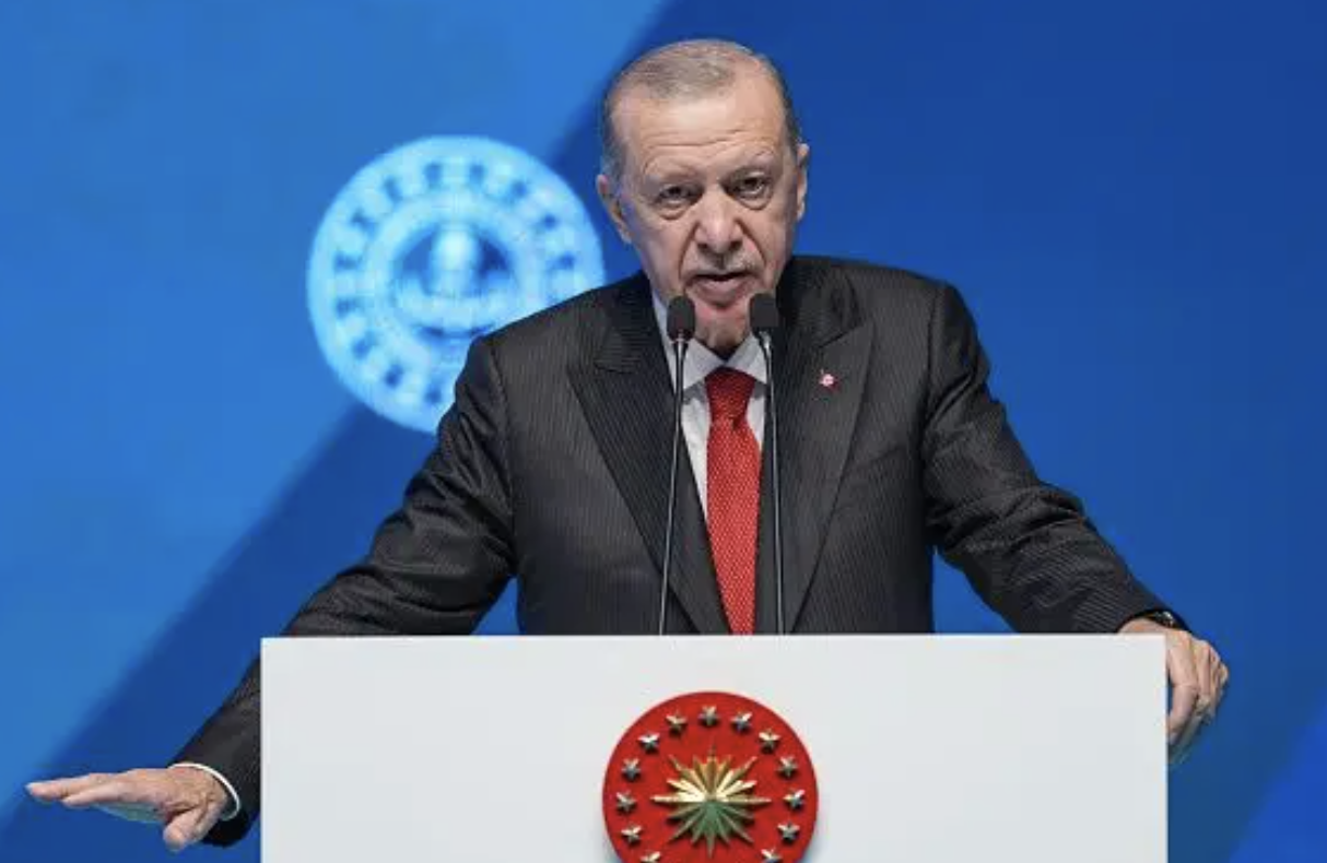 Cumhurbaşkanı Recep Tayyip Erdoğan, Kara Harp Okulu mezuniyet töreninde teğmenlerin kılıçlı yemin etmesine ilişkin, "Ordumuz üzerinden siyasi hesap görülmesine müsaade etmeyiz" dedi ve ilgili kişilerin "süratle temizleneceğini" söyledi.