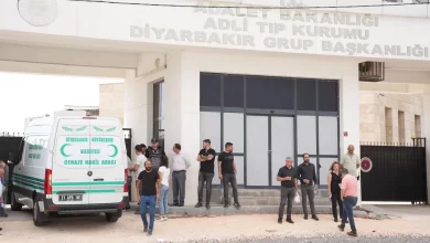 Narin Güran'ın cansız bedeninin bulunmasının ardından ekipler, cenazeyi detaylı otopsi yapılmak üzere Diyarbakır Adli Tıp Kurumuna sevk etti.