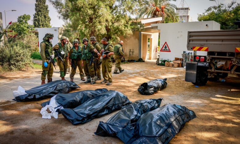 Cesedi bulunan 6 İsrailli esir hakkında Hamas'tan açıklama geldi. Hamas, "Gazze'deki 6 esir, İsrail bombardımanı sonucu öldü" dedi.