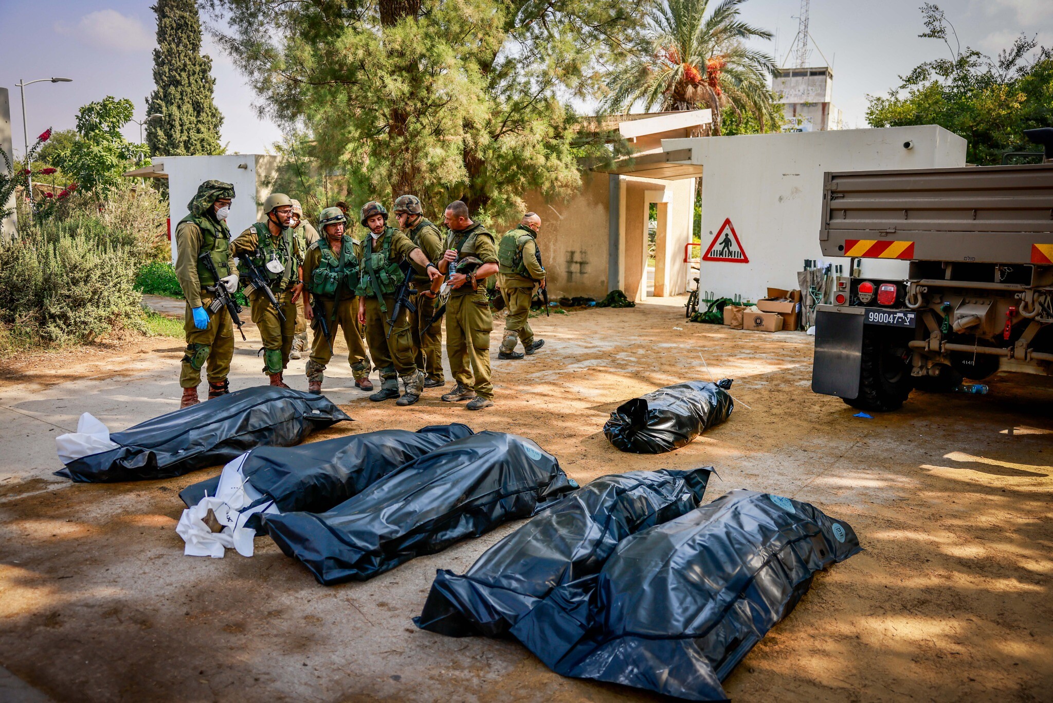 Cesedi bulunan 6 İsrailli esir hakkında Hamas'tan açıklama geldi. Hamas, "Gazze'deki 6 esir, İsrail bombardımanı sonucu öldü" dedi.