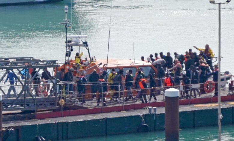 Fransa’dan İngiltere’ye geçmeye çalışan göçmen teknesinin Manş Denizi’nde batması sonucu 12 göçmen hayatını kaybetti.