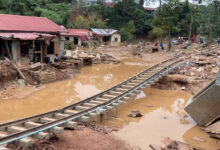 Myanmar'da şiddetli yağışlar sonucu meydana gelen sel ve toprak kaymalarında hayatını kaybedenlerin sayısı 384'e yükseldi.