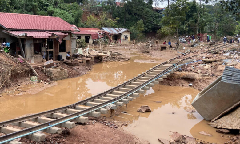 Myanmar'da şiddetli yağışlar sonucu meydana gelen sel ve toprak kaymalarında hayatını kaybedenlerin sayısı 384'e yükseldi.