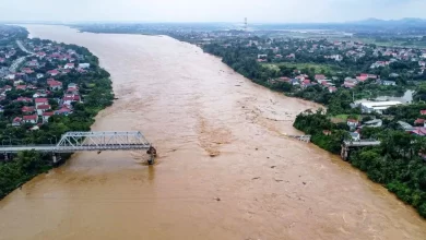 Vietnam, süper tayfun ile mücadele ediyor. Şiddetli tayfun bir köprüyü yıktı. Yıkılan köprüden pek çok araç ise nehre uçtu.