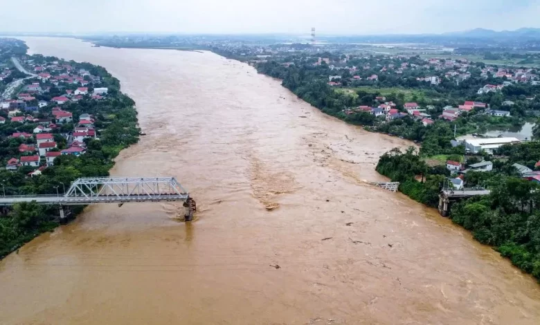 Vietnam, süper tayfun ile mücadele ediyor. Şiddetli tayfun bir köprüyü yıktı. Yıkılan köprüden pek çok araç ise nehre uçtu.