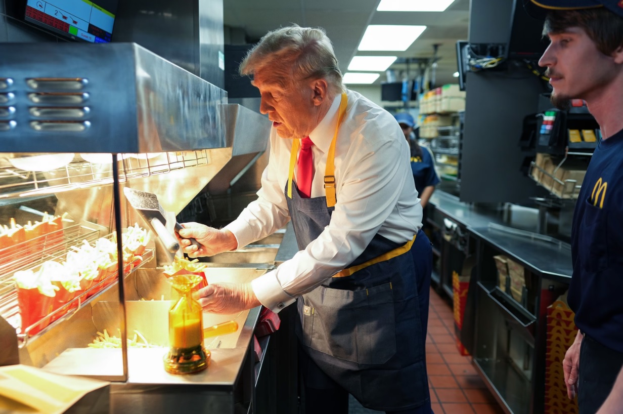 Donald Trump, Pennsylvania’daki bir McDonald's şubesinde patates kızartarak 2024 seçim kampanyasında dikkat çeken bir etkinlik gerçekleştirdi.