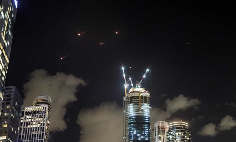 İsrail savaş uçaklarının Gazze şehrinde yerinden edilenlerin barındığı bir okul ve yetimhaneyi bombaladı.