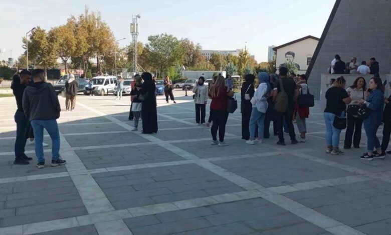 Malatya Kale'de deprem: Balkonlardan atlayanlar var