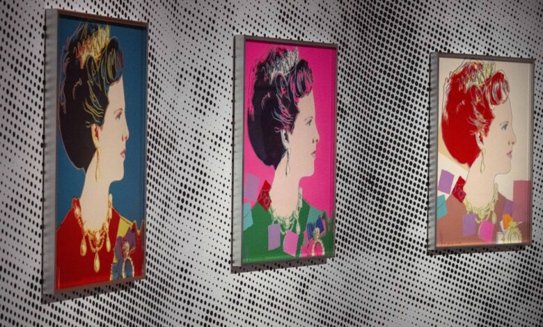 Hollanda’nın Oisterwijk kentindeki MPV Galerisi'nde, Andy Warhol’un "Reigning Queens" serisinden iki değerli portre hırsızlar tarafından çalındı.