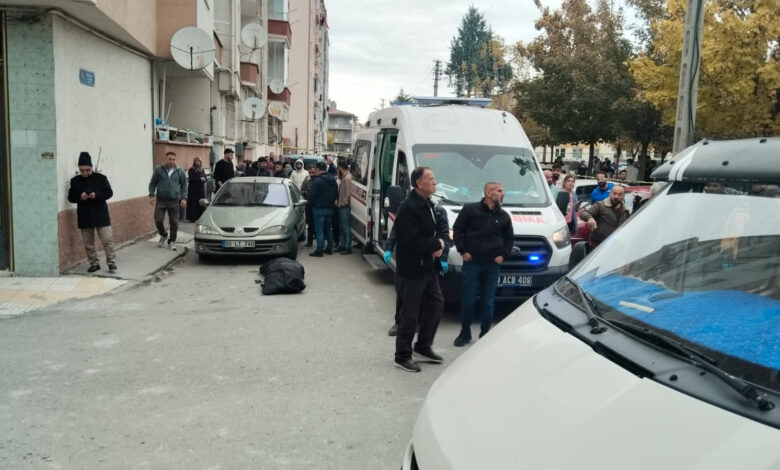 Çorum’un Ulukavak Mahallesi’nde 6 katlı bir apartmanda meydana gelen doğal gaz patlaması, 1 kişinin hayatını kaybetmesine yol açtı.