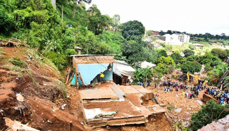 Kamerun’un batısında meydana gelen toprak kaymasında, 3 yolcu otobüsü ve çok sayıda işçi toprak altında kaldı.