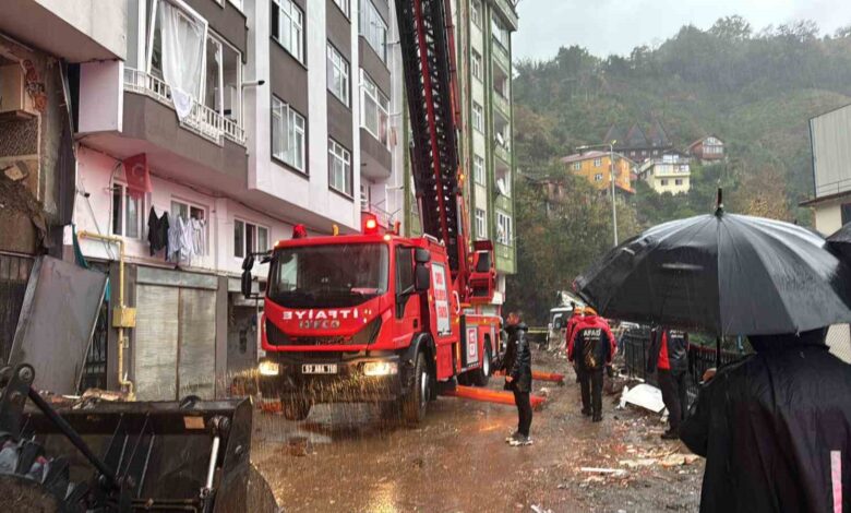 Çayeli’nde sabaha karşı meydana gelen heyelanda istinat duvarı çöktü, 1 kişi hayatını kaybetti, 4 kişi yaralandı.