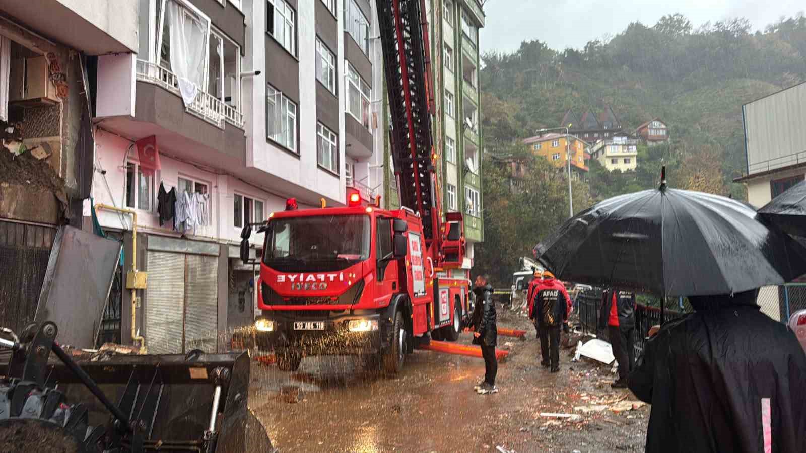 Çayeli’nde sabaha karşı meydana gelen heyelanda istinat duvarı çöktü, 1 kişi hayatını kaybetti, 4 kişi yaralandı.