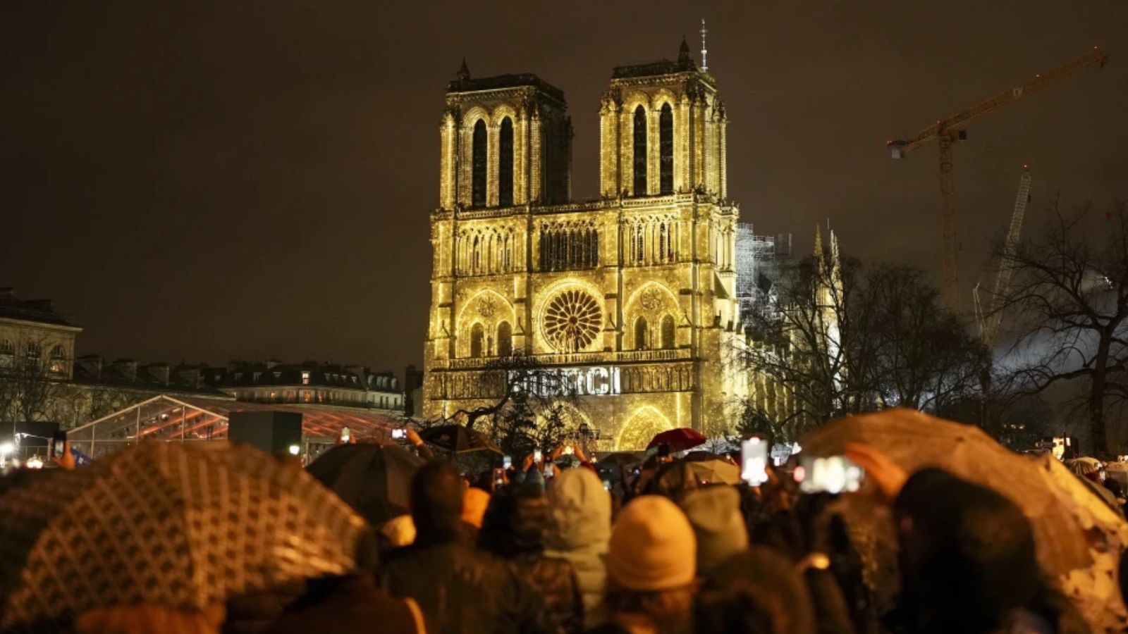 861 yıllık Notre-Dame Katedrali, görkemli törenle ziyarete açıldı