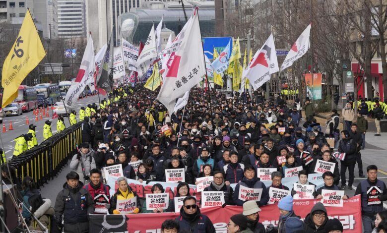 Güney Kore meclisi, önceki hafta kısa süreli sıkıyönetim ilan ederek ülkeyi siyasi kargaşaya sürükleyen Cumhurbaşkanı Yoon Suk Yeol'un görevden azline karar verdi.