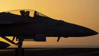 Kızıldeniz'de ABD'ye ait bir F/A-18 Hornet savaş uçağı, dost ateşi sonucu vuruldu. İki pilot hafif yaralı olarak kurtarıldı.