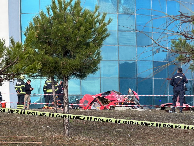 Muğla Eğitim ve Araştırma Hastanesi'ne çarpan ambulans helikopterde 2 pilot, 1 hekim ve 1 sağlık personeli yaşamını yitirdi.