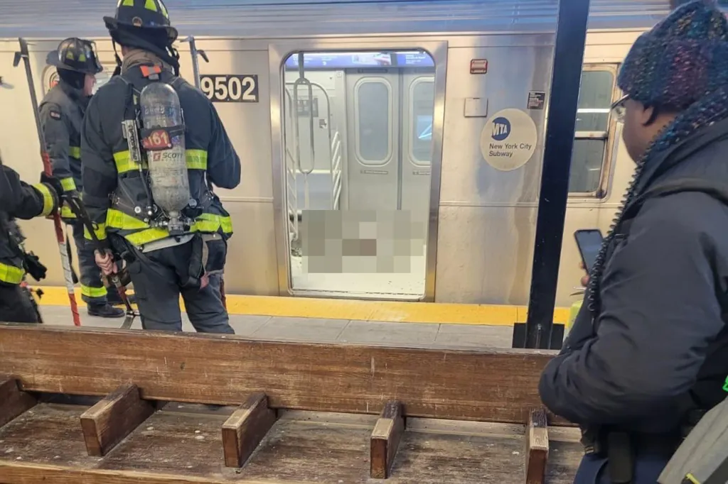 New York’un Brooklyn bölgesinde metroda bir kadın, çakmakla ateşe verilerek hayatını kaybetti.