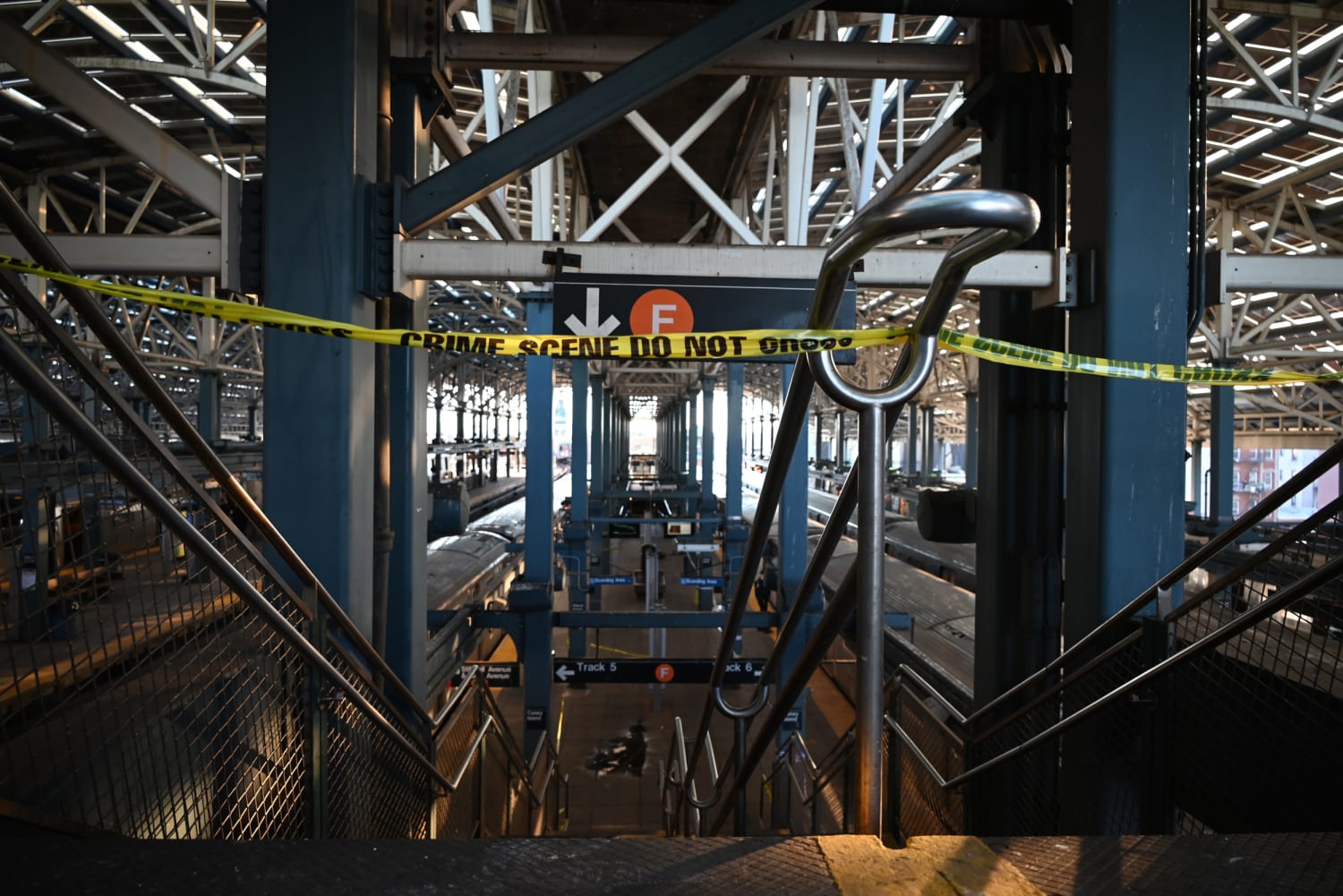 New York’un tren istasyonlarından Penn Station’da Cuma akşamı yaşanan olayda, 67 yaşındaki bir adam ciddi yanıklarla bulundu.