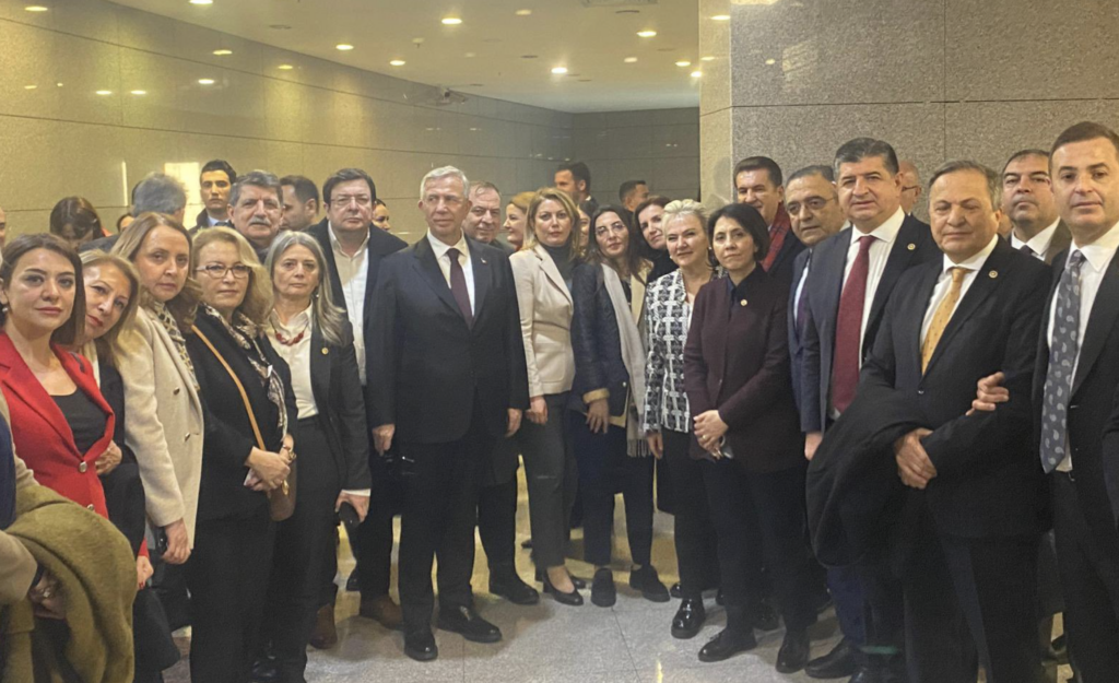 Adliyeye gelerek Ekrem İmamoğlu'na destek veren Ankara Büyükşehir Belediye Başkanı Mansur Yavaş da Ekrem İmamoğlu ile beraber açıklamalarda bulunuyor.